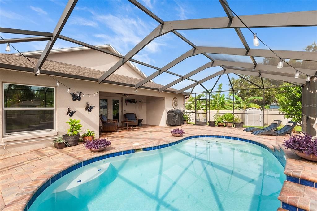 Activo con contrato: $379,900 (4 camas, 3 baños, 1849 Pies cuadrados)