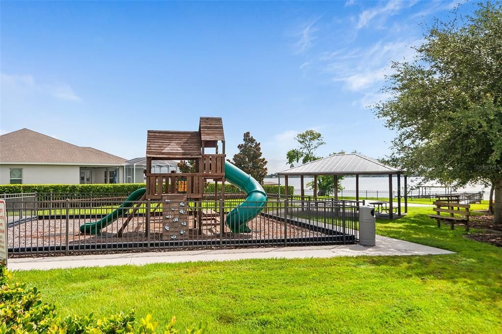 Activo con contrato: $379,900 (4 camas, 3 baños, 1849 Pies cuadrados)