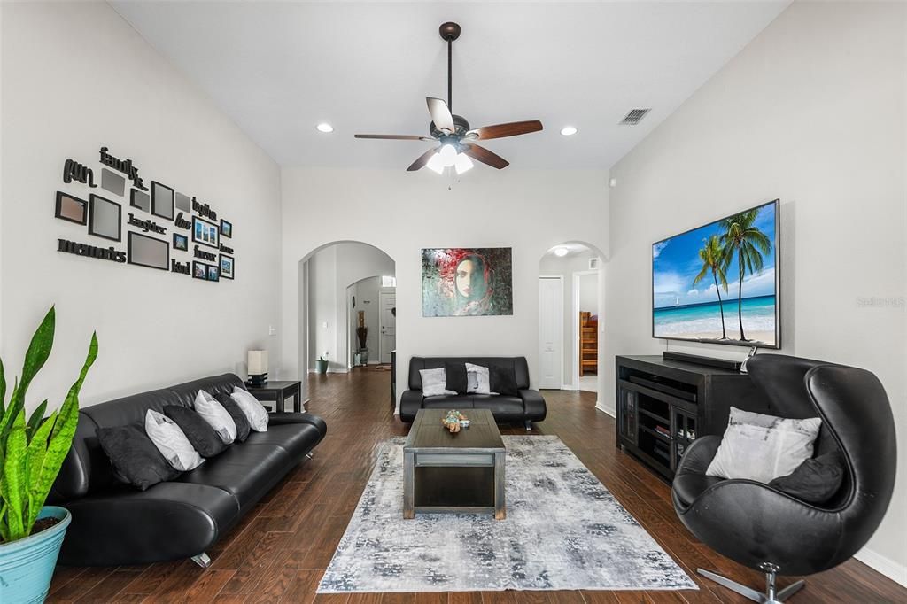 Activo con contrato: $379,900 (4 camas, 3 baños, 1849 Pies cuadrados)