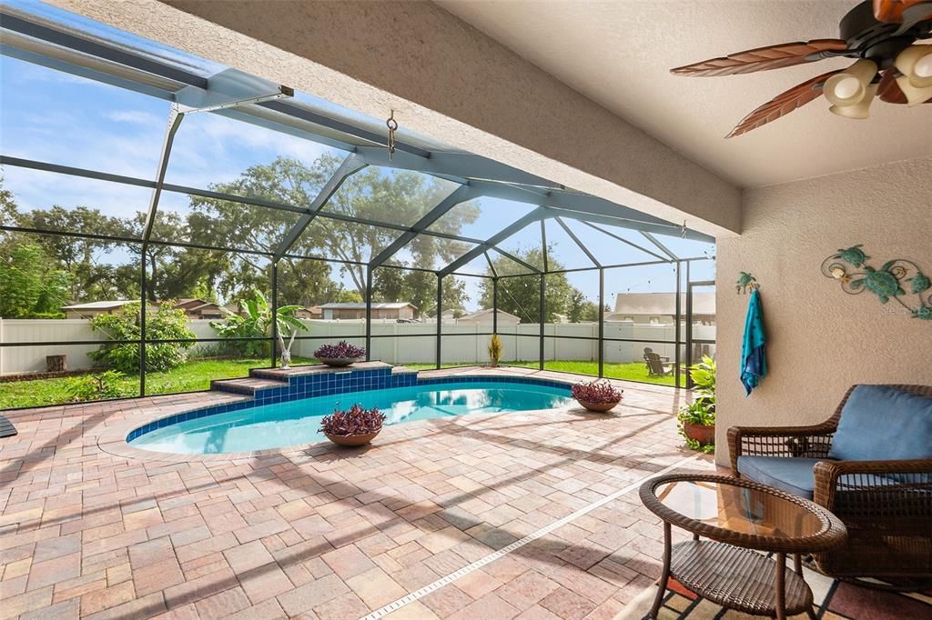 Activo con contrato: $379,900 (4 camas, 3 baños, 1849 Pies cuadrados)