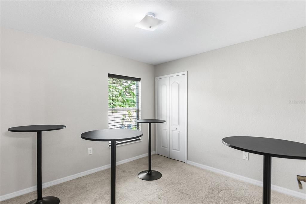 Activo con contrato: $379,900 (4 camas, 3 baños, 1849 Pies cuadrados)