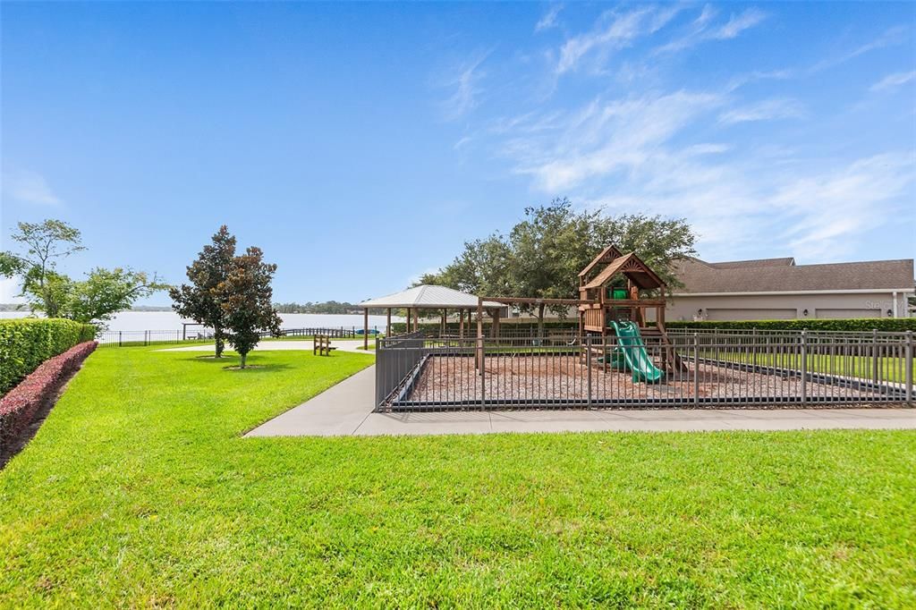 Activo con contrato: $379,900 (4 camas, 3 baños, 1849 Pies cuadrados)