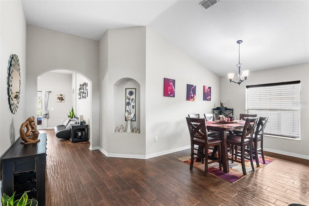 Activo con contrato: $379,900 (4 camas, 3 baños, 1849 Pies cuadrados)