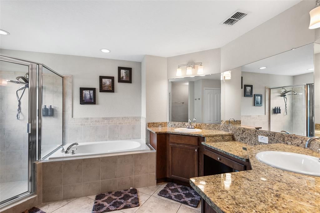 Activo con contrato: $379,900 (4 camas, 3 baños, 1849 Pies cuadrados)