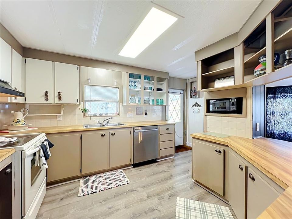 For Sale: $145,000 (2 beds, 2 baths, 1428 Square Feet)