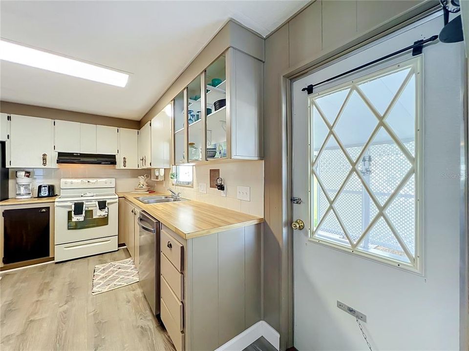 For Sale: $145,000 (2 beds, 2 baths, 1428 Square Feet)