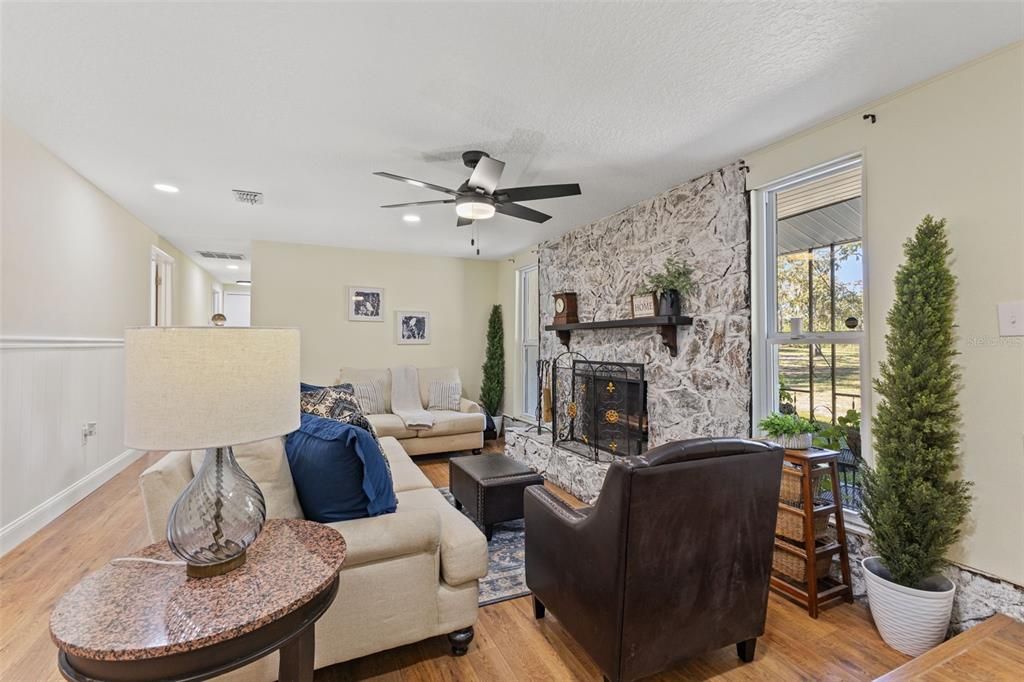 En Venta: $539,900 (4 camas, 2 baños, 2736 Pies cuadrados)