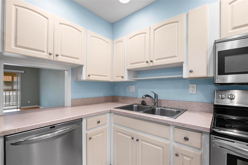 For Sale: $149,900 (2 beds, 2 baths, 903 Square Feet)