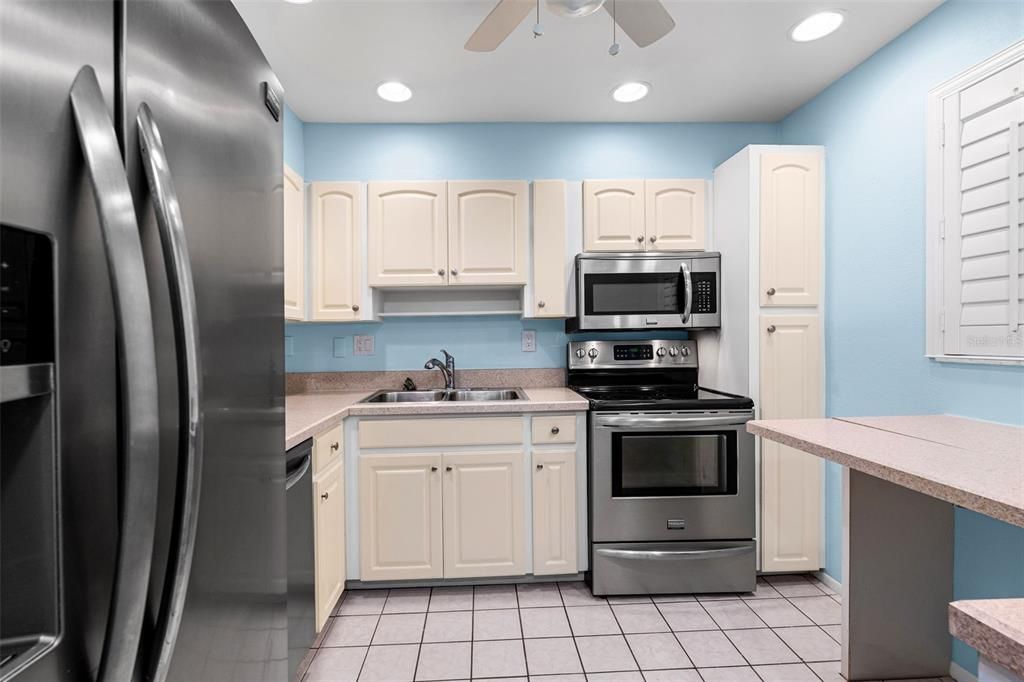 For Sale: $149,900 (2 beds, 2 baths, 903 Square Feet)