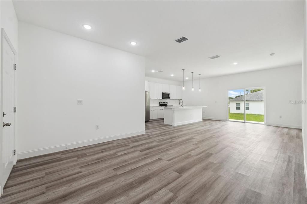 For Rent: $2,000 (4 beds, 2 baths, 1503 Square Feet)