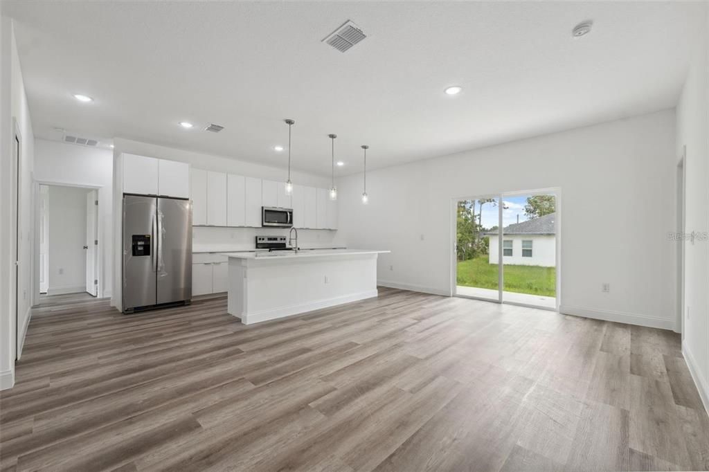 For Rent: $2,000 (4 beds, 2 baths, 1503 Square Feet)