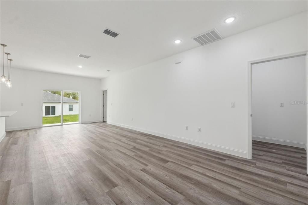 For Rent: $2,000 (4 beds, 2 baths, 1503 Square Feet)