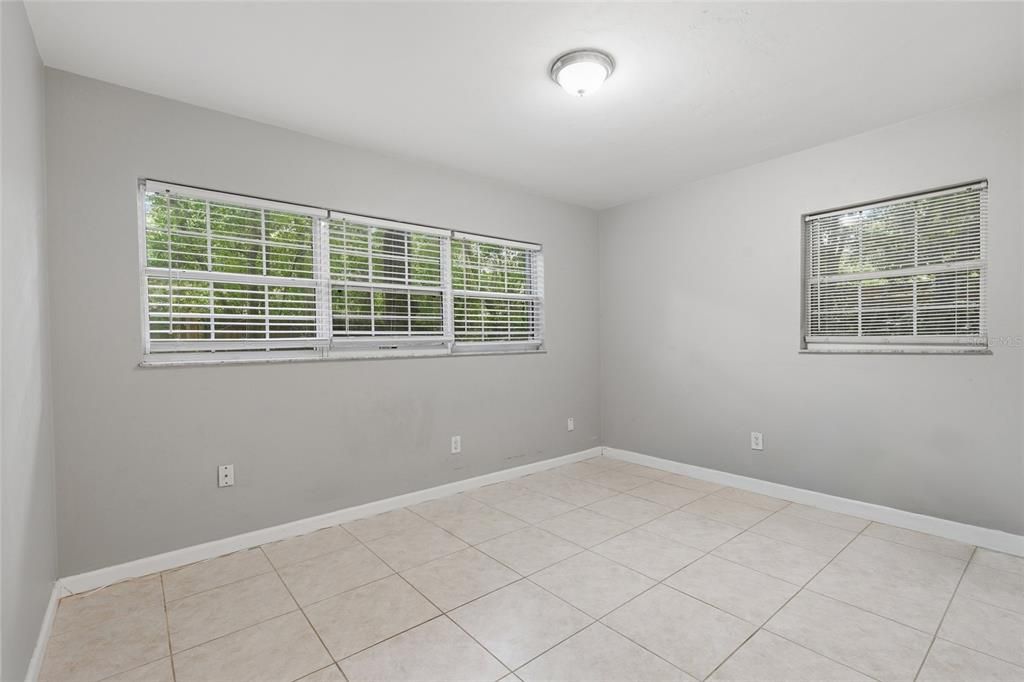 For Sale: $325,000 (5 beds, 3 baths, 1640 Square Feet)