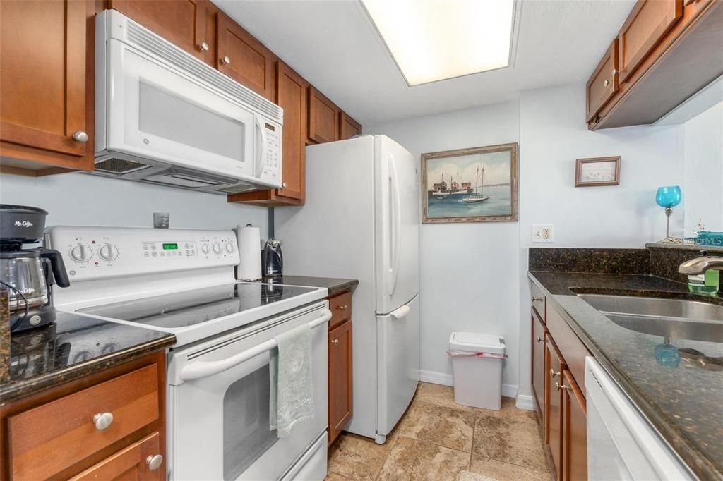 For Sale: $268,000 (1 beds, 1 baths, 693 Square Feet)