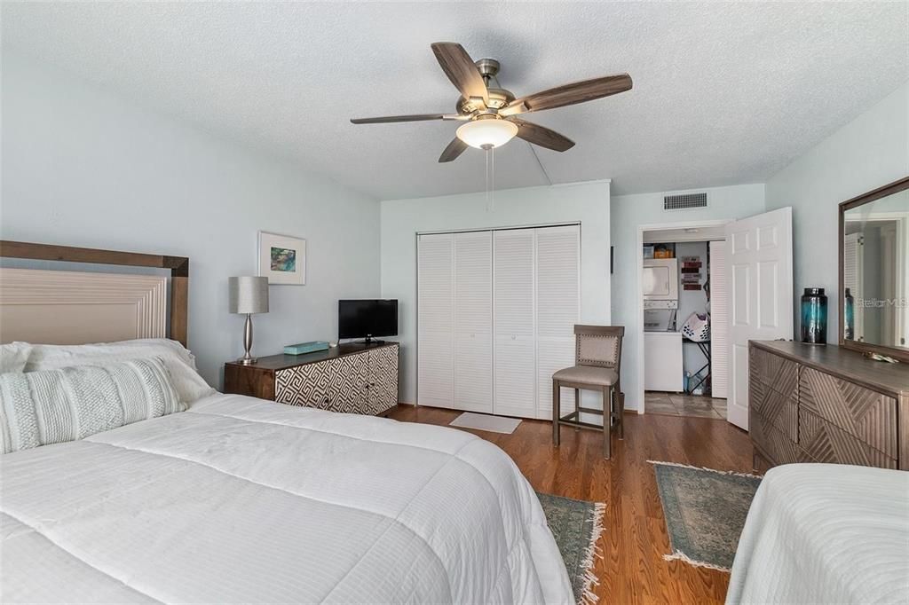 For Sale: $268,000 (1 beds, 1 baths, 693 Square Feet)