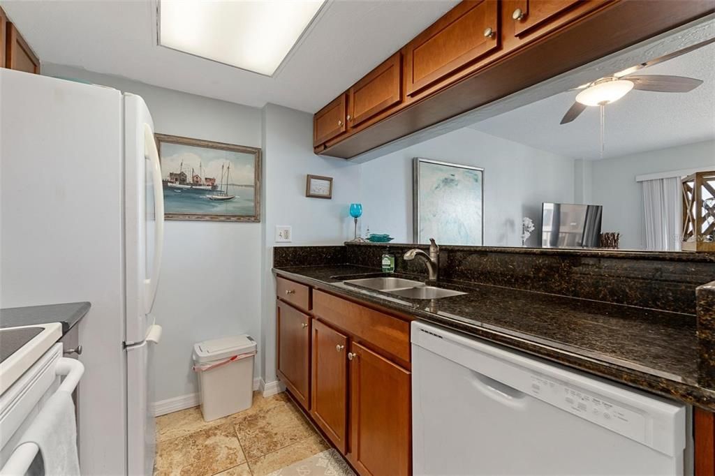 For Sale: $268,000 (1 beds, 1 baths, 693 Square Feet)