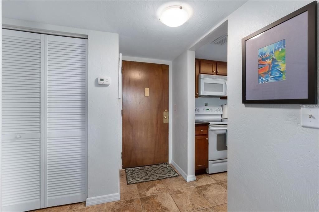 For Sale: $268,000 (1 beds, 1 baths, 693 Square Feet)
