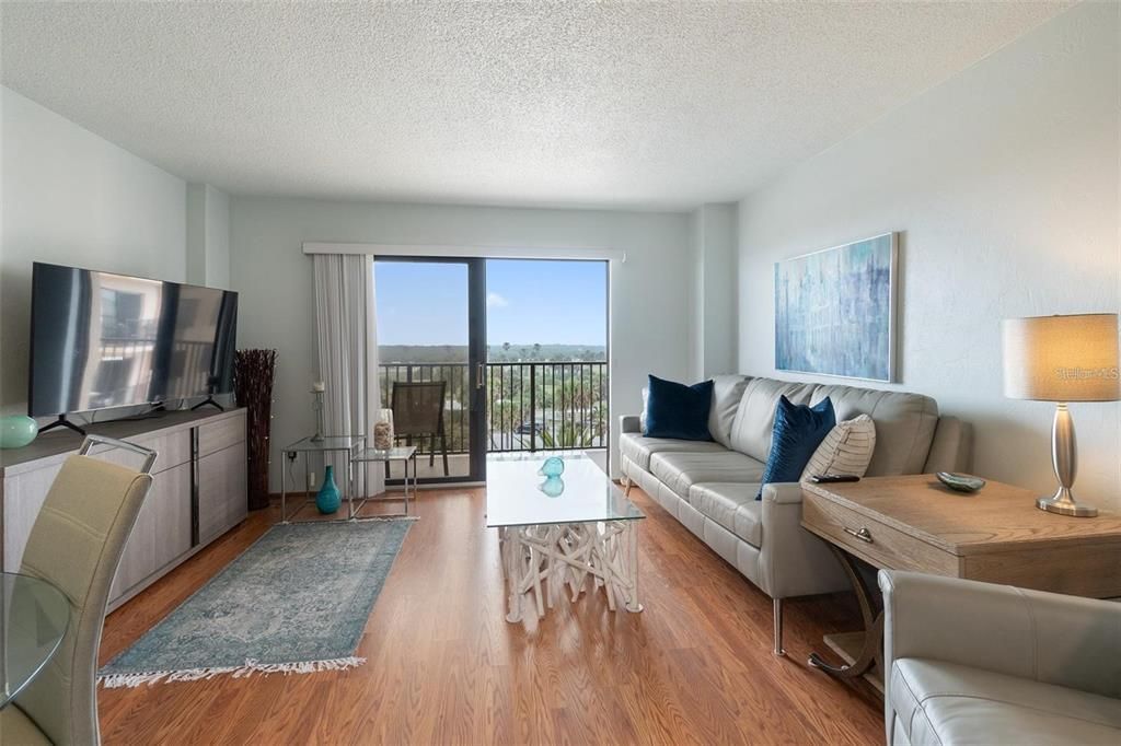 For Sale: $268,000 (1 beds, 1 baths, 693 Square Feet)