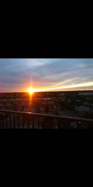 For Sale: $268,000 (1 beds, 1 baths, 693 Square Feet)