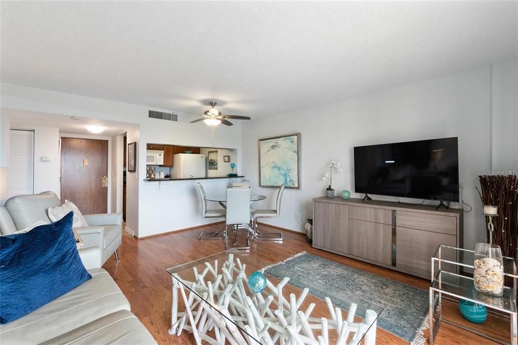 For Sale: $268,000 (1 beds, 1 baths, 693 Square Feet)