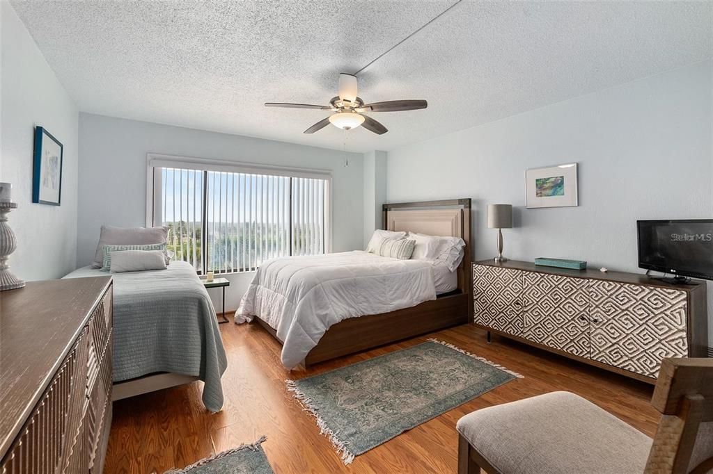 For Sale: $268,000 (1 beds, 1 baths, 693 Square Feet)