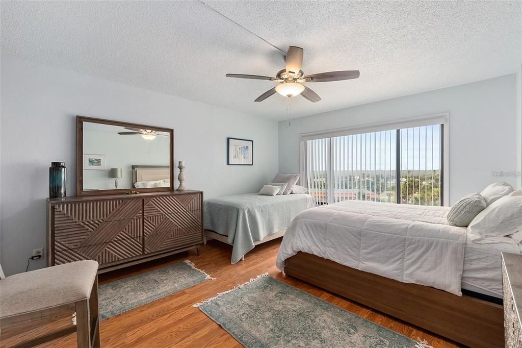 For Sale: $268,000 (1 beds, 1 baths, 693 Square Feet)
