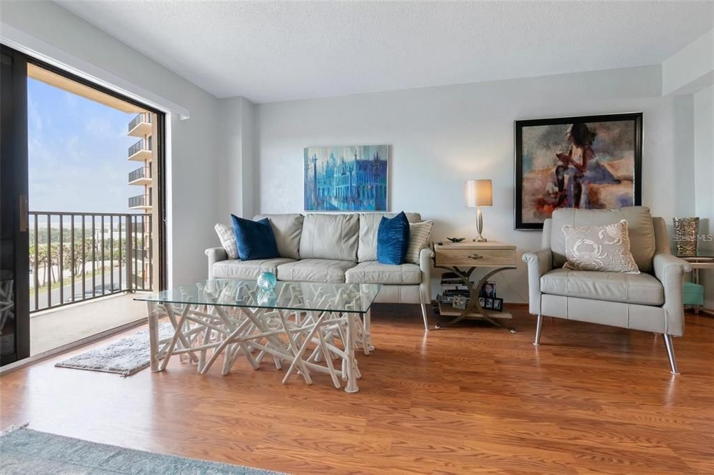 For Sale: $268,000 (1 beds, 1 baths, 693 Square Feet)