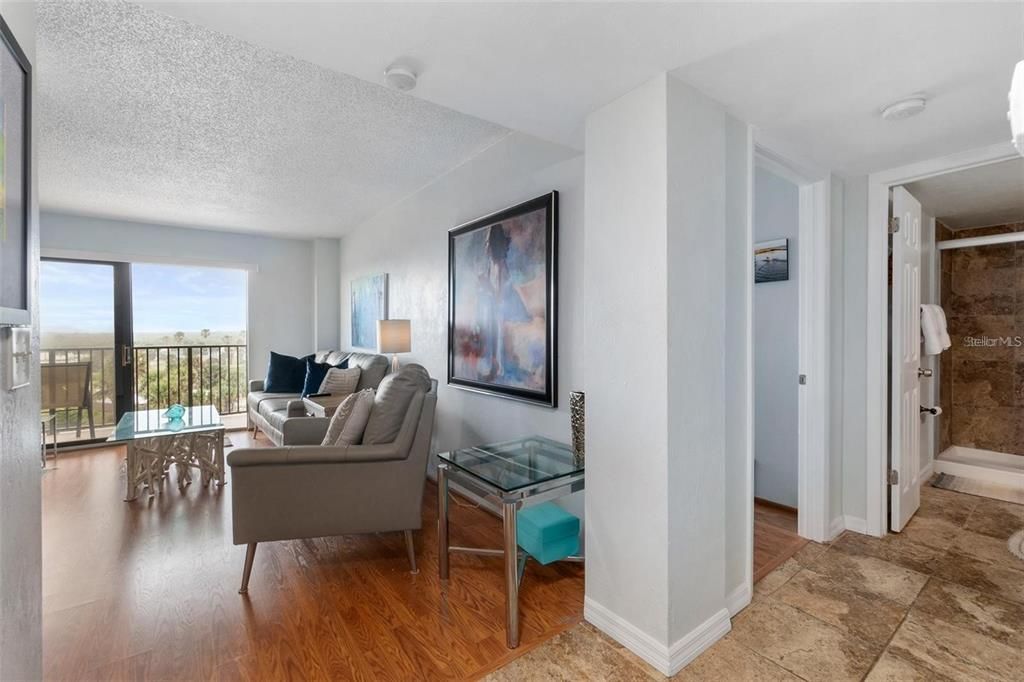 For Sale: $268,000 (1 beds, 1 baths, 693 Square Feet)