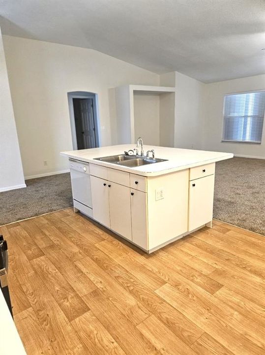 For Rent: $2,100 (3 beds, 2 baths, 2000 Square Feet)