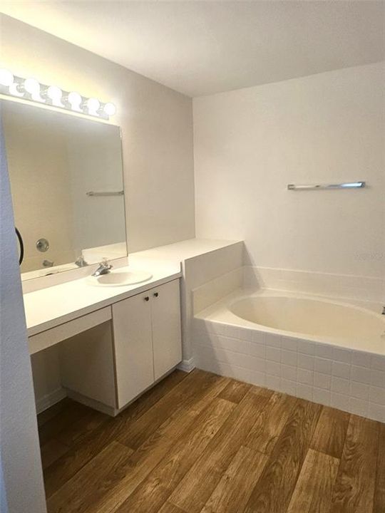 For Rent: $2,100 (3 beds, 2 baths, 2000 Square Feet)