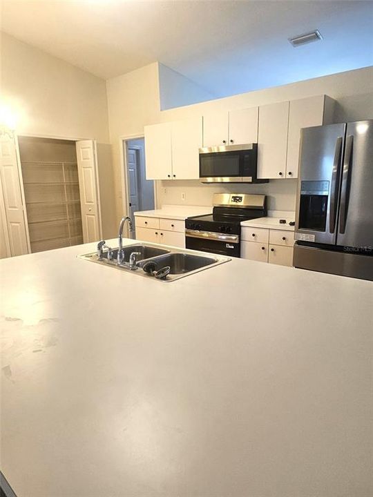 For Rent: $2,100 (3 beds, 2 baths, 2000 Square Feet)