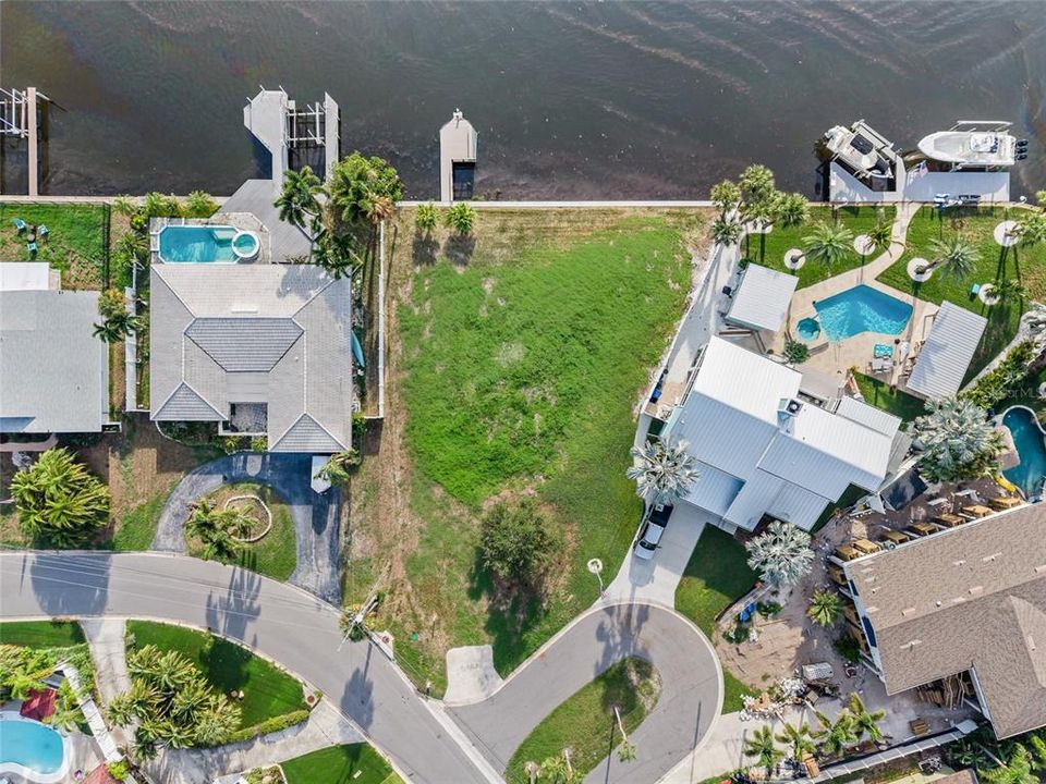 En Venta: $729,000 (0.63 acres)