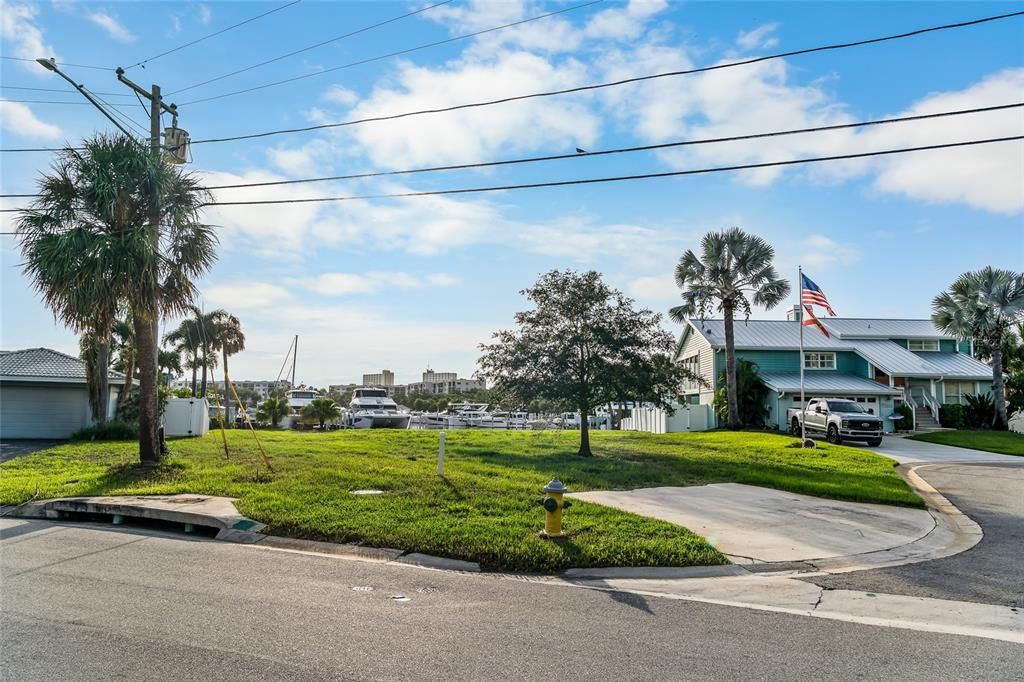 En Venta: $729,000 (0.63 acres)