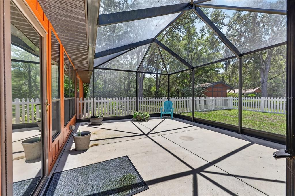 For Sale: $530,000 (4 beds, 2 baths, 2513 Square Feet)