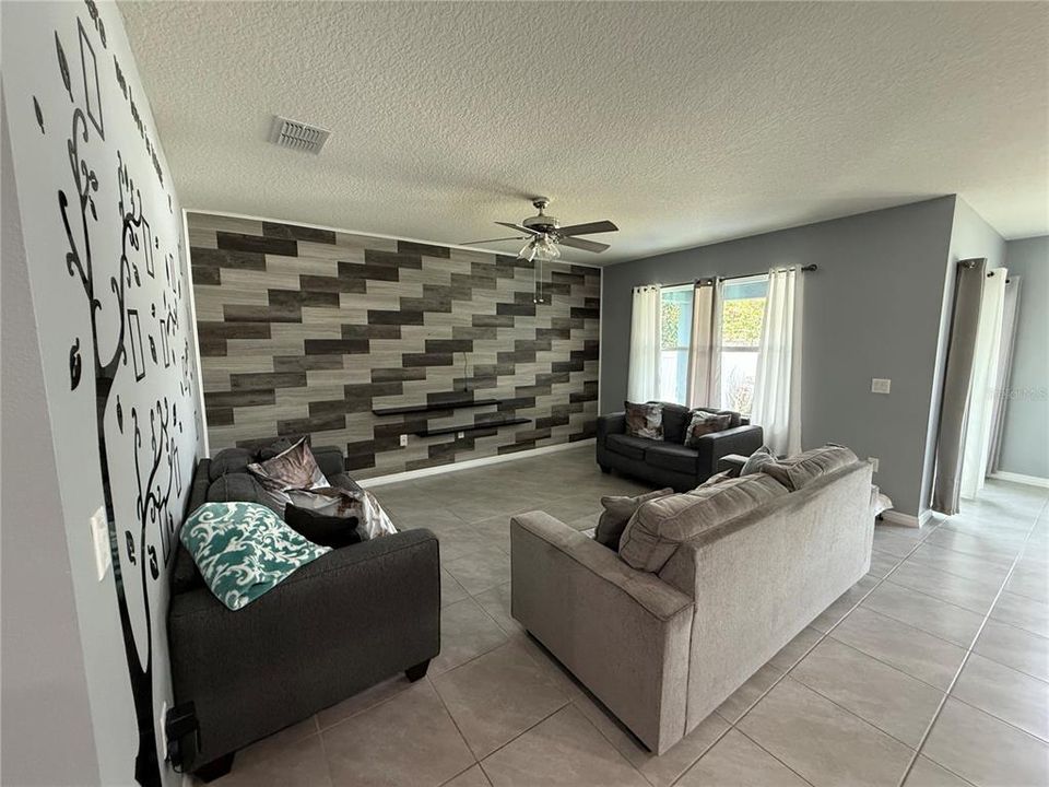 For Sale: $319,900 (3 beds, 2 baths, 1690 Square Feet)
