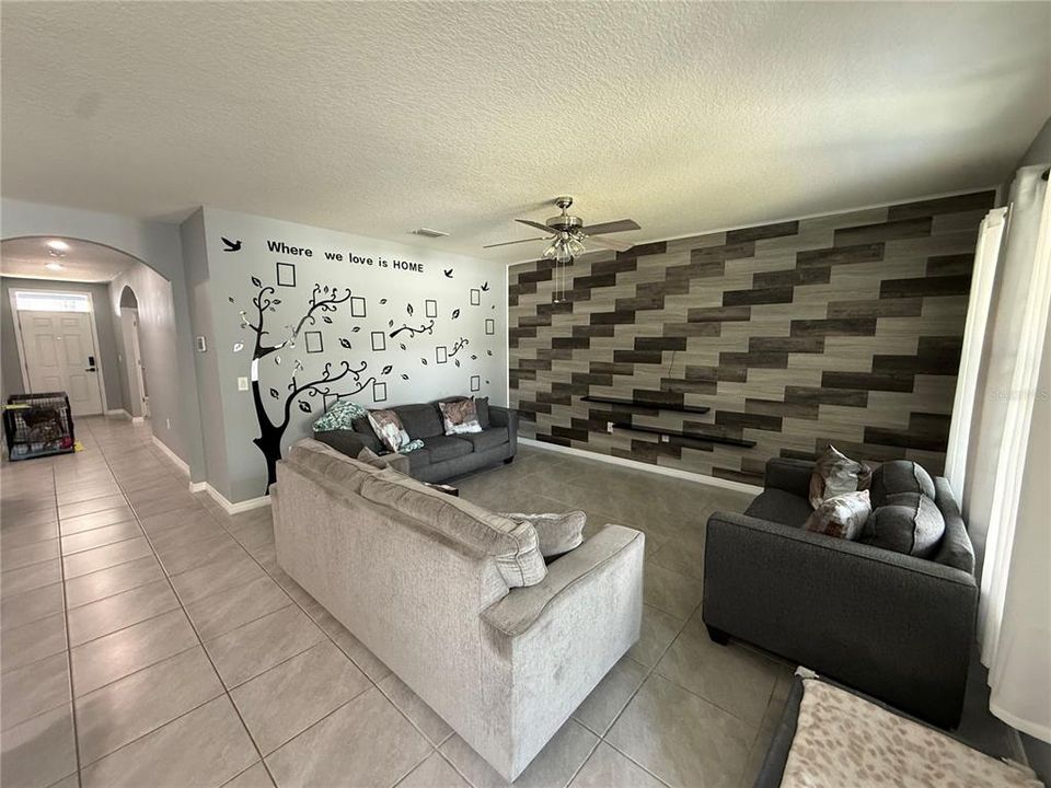 For Sale: $319,900 (3 beds, 2 baths, 1690 Square Feet)
