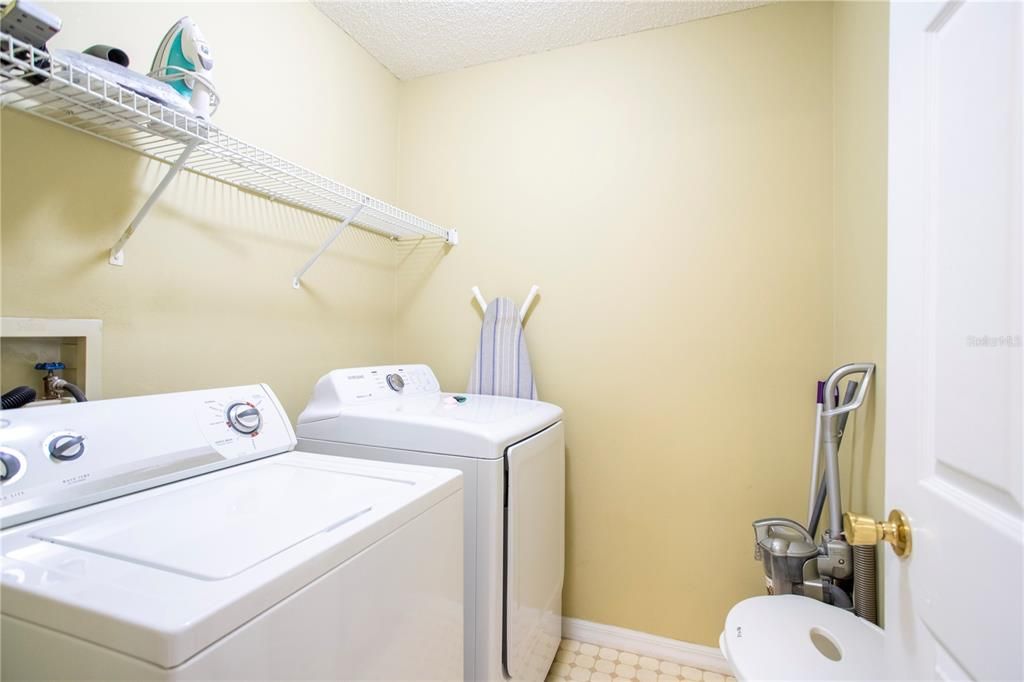 En Venta: $555,000 (4 camas, 2 baños, 2021 Pies cuadrados)