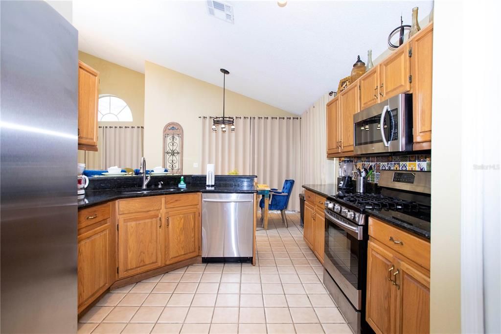 En Venta: $555,000 (4 camas, 2 baños, 2021 Pies cuadrados)