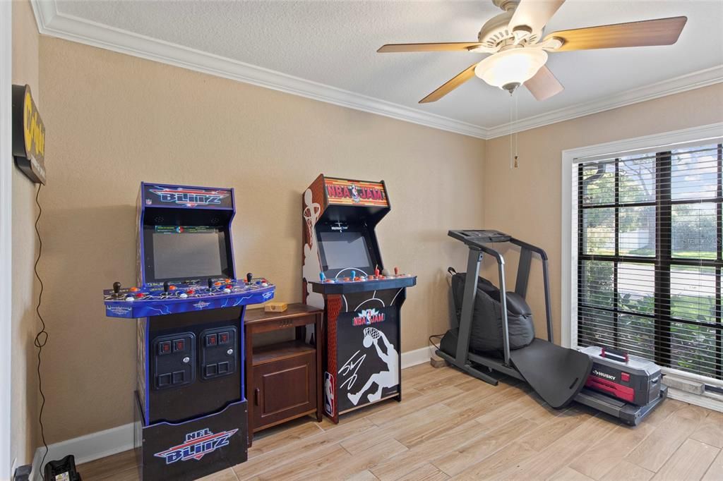 待售: $650,000 (4 贝兹, 2 浴室, 1950 平方英尺)