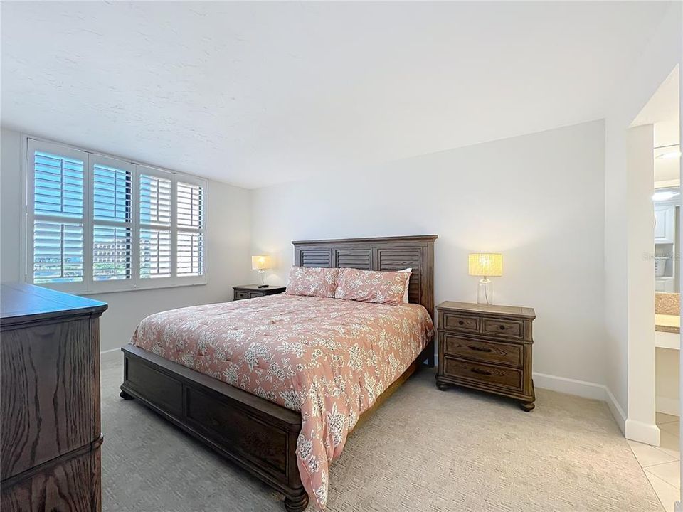 For Sale: $1,099,000 (2 beds, 2 baths, 1337 Square Feet)