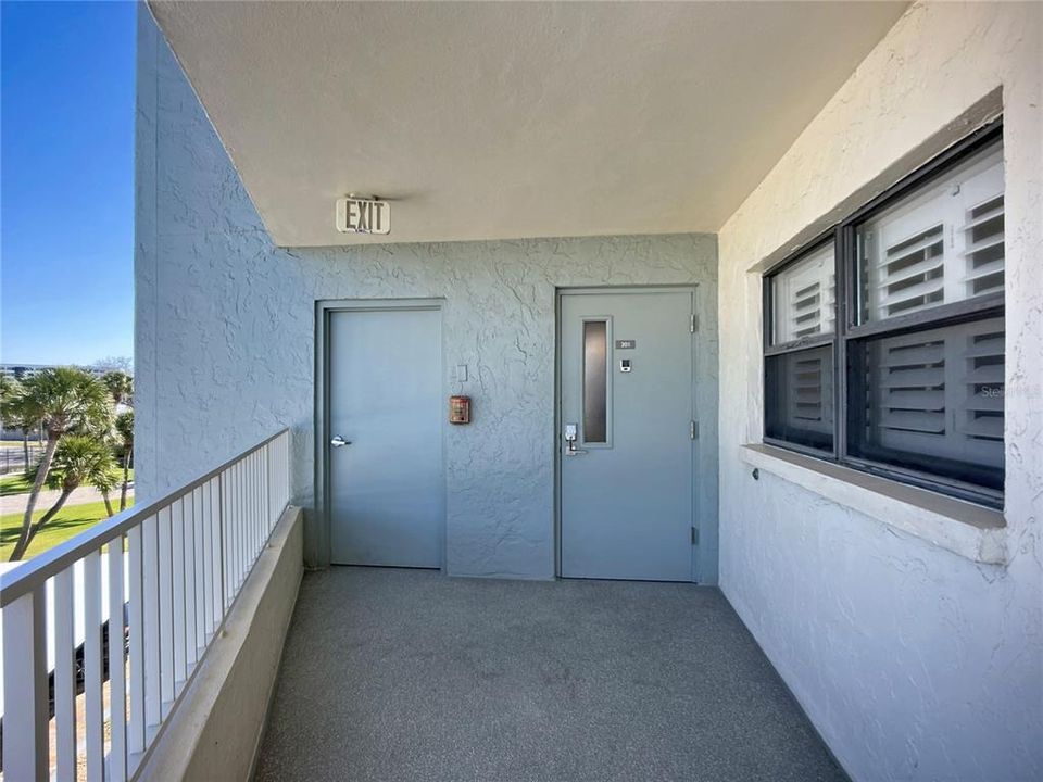 For Sale: $1,099,000 (2 beds, 2 baths, 1337 Square Feet)