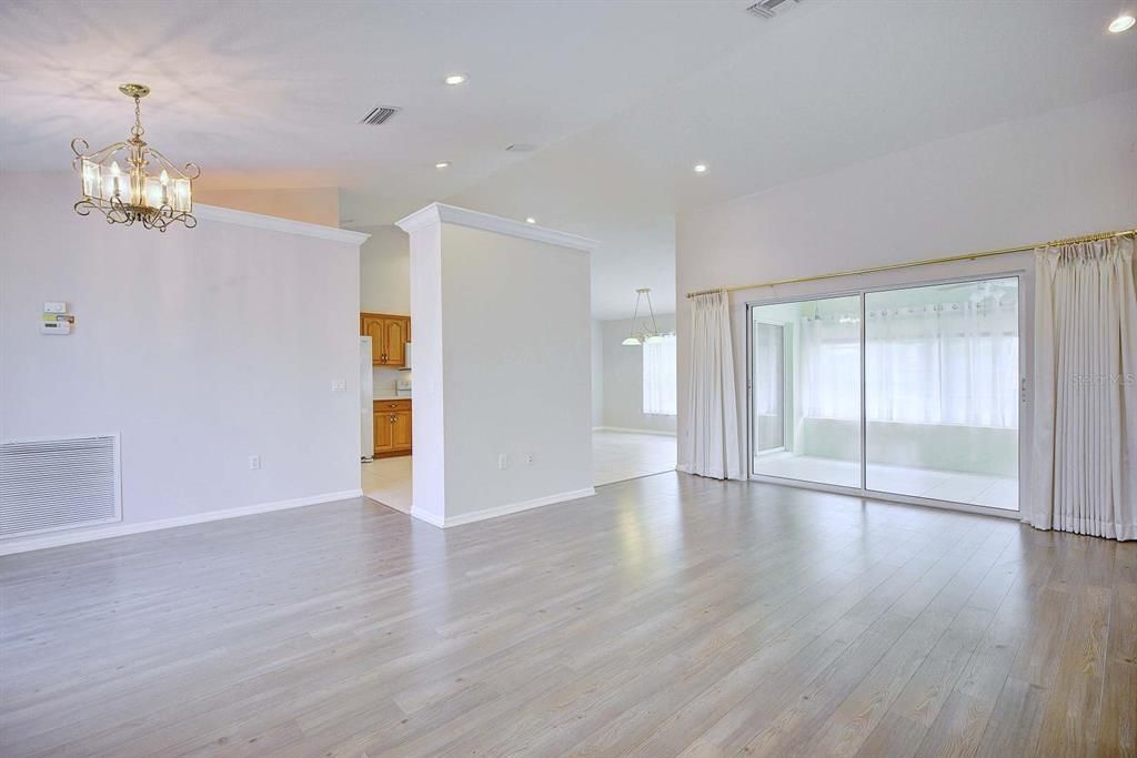 Active With Contract: $304,900 (3 beds, 2 baths, 1620 Square Feet)