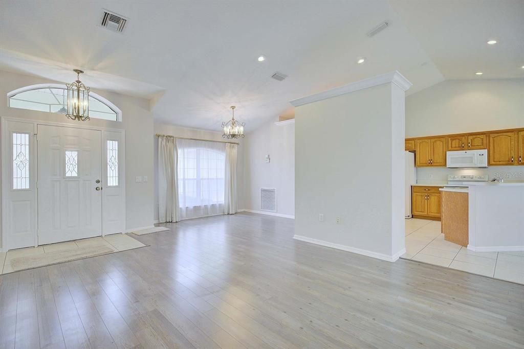 Active With Contract: $304,900 (3 beds, 2 baths, 1620 Square Feet)