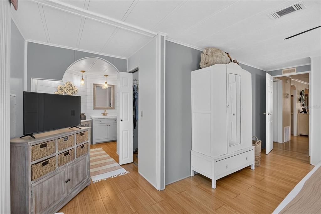 For Sale: $179,900 (2 beds, 2 baths, 1227 Square Feet)