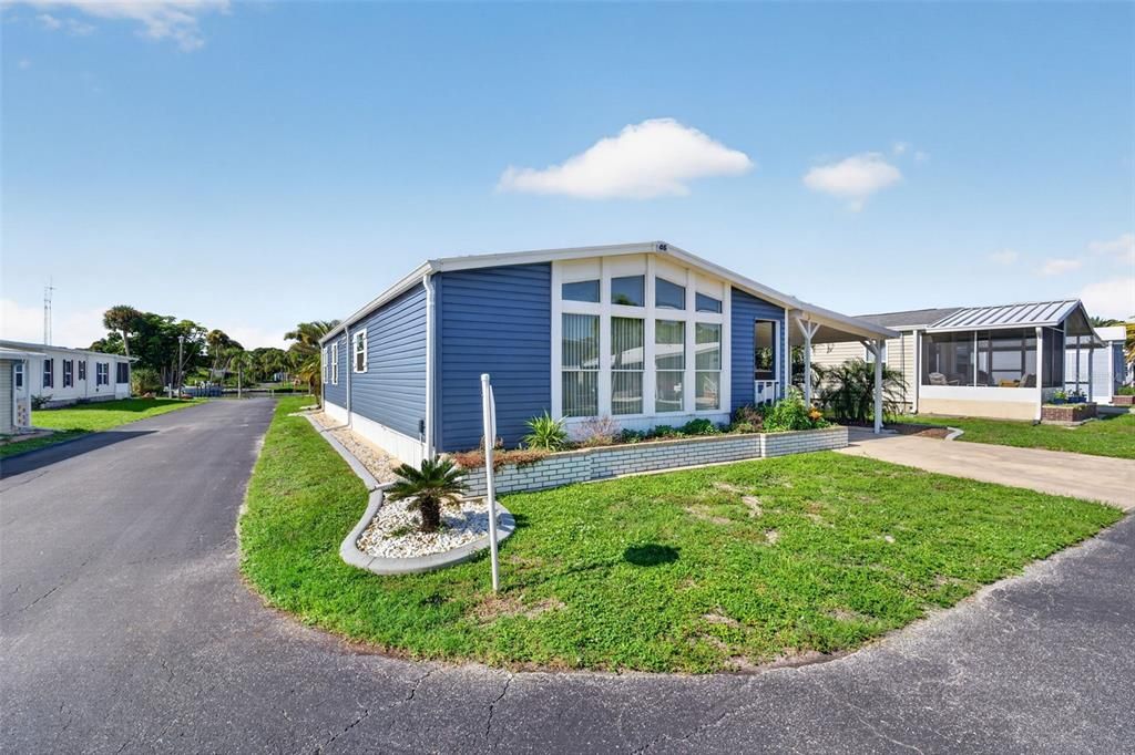 For Sale: $179,900 (2 beds, 2 baths, 1227 Square Feet)