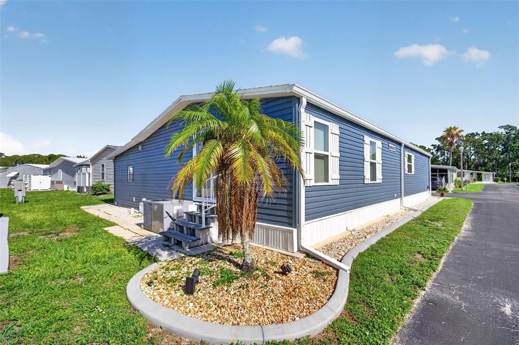For Sale: $179,900 (2 beds, 2 baths, 1227 Square Feet)