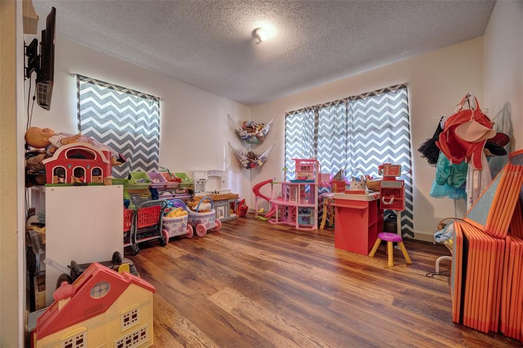 For Sale: $525,000 (4 beds, 3 baths, 2217 Square Feet)