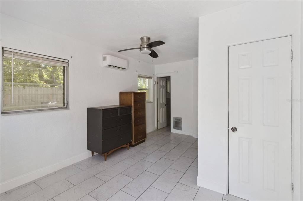 En Venta: $430,000 (5 camas, 2 baños, 1656 Pies cuadrados)