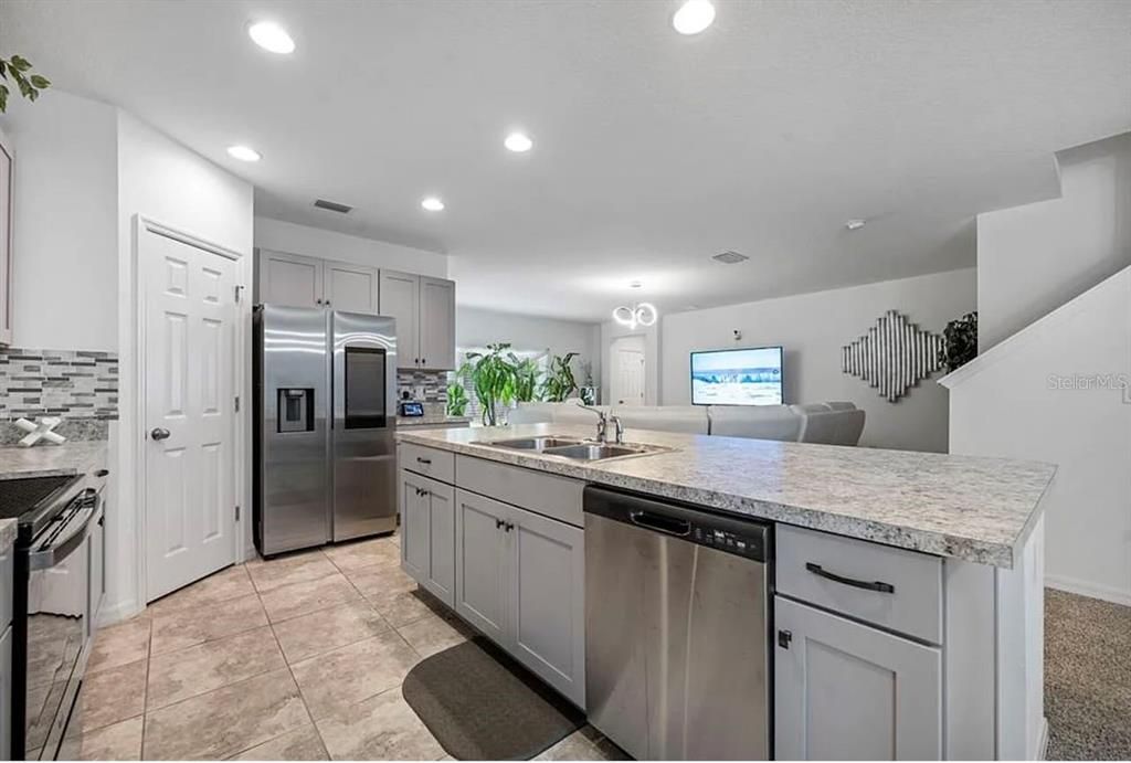For Sale: $435,000 (5 beds, 3 baths, 3216 Square Feet)