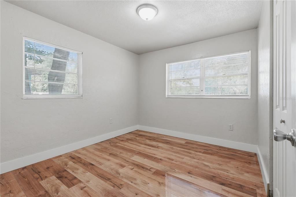 For Sale: $198,000 (3 beds, 1 baths, 933 Square Feet)